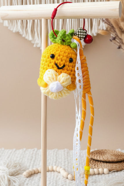 Porte-clés ananas au crochet sur support bois gros plan - accessoire bohème chic Joyas by Jo
