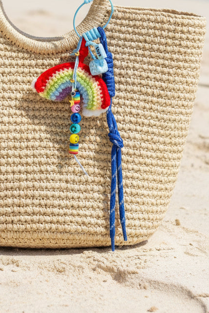 Porte-clés arc-en-ciel au crochet gros plan sur sac osier - accessoire bohème chic Joyas by Jo
