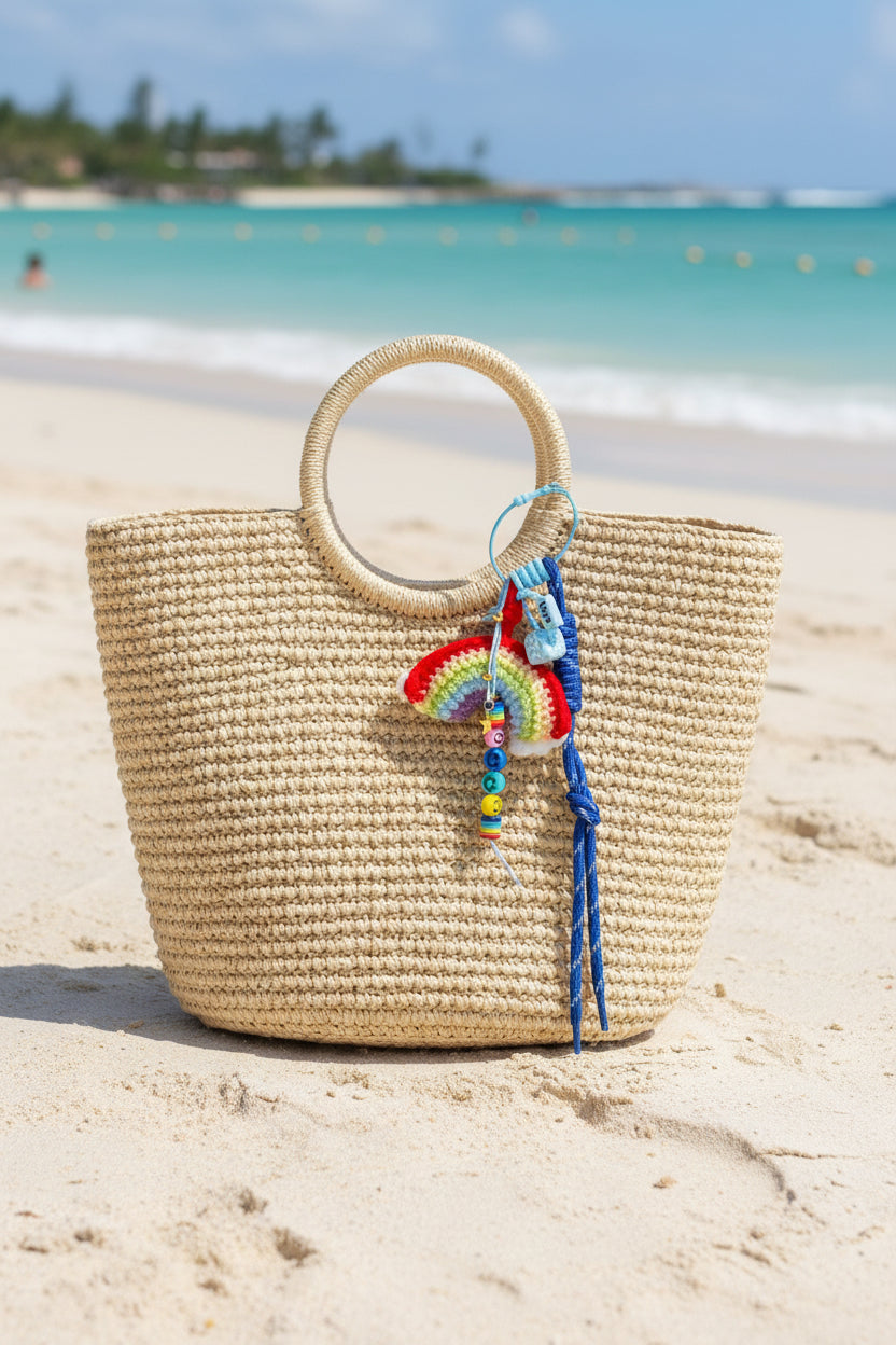 Porte-clés arc-en-ciel au crochet avec charms sur sac osier plage - accessoire bohème Joyas by Jo
