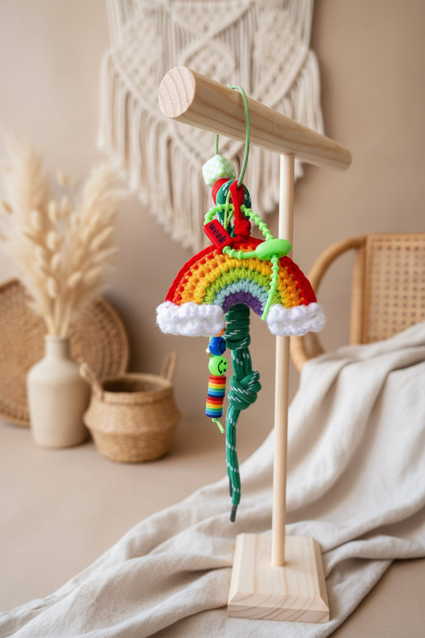 Porte-clés arc-en-ciel au crochet avec charms sur support bois décor macramé - accessoire bohème Joyas by Jo
