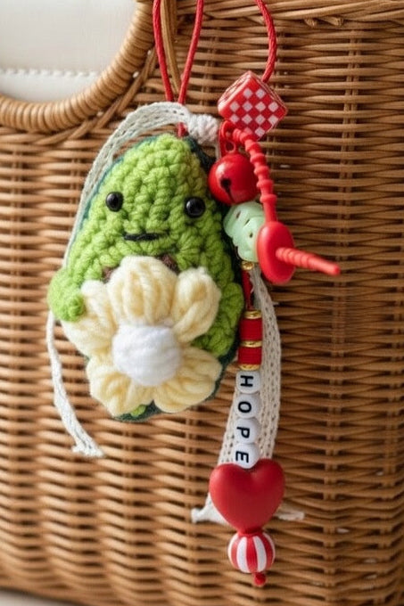Porte-clés avocat au crochet avec charm Hope sur panier osier - accessoire bohème Joyas by Jo

