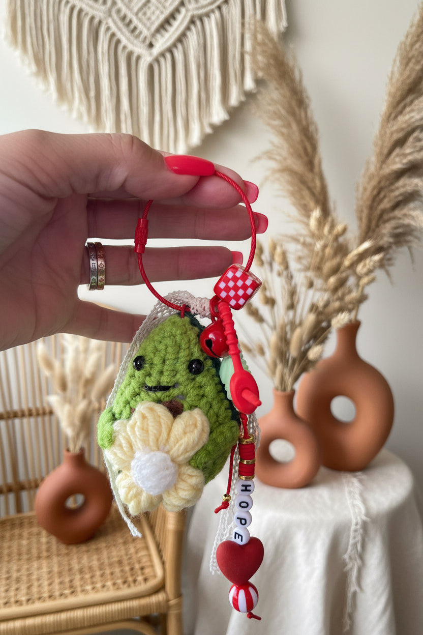Porte-clés avocat au crochet avec charm Hope rouge tenu en main - accessoire bohème Joyas by Jo
