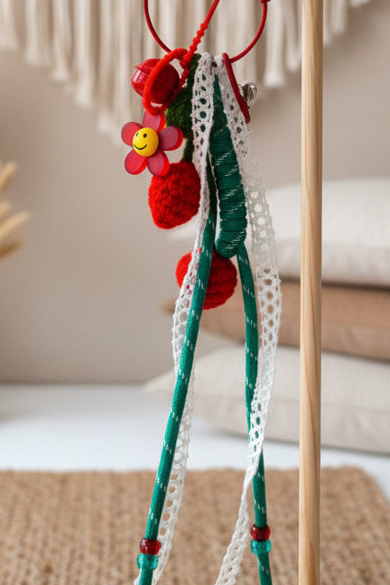 Porte-clés cerise au crochet avec fleur smiley et charms détail - accessoire bohème Joyas by Jo
