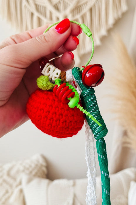 Porte-clés fraise et cerise au crochet avec charm Hope tenu en main - accessoire bohème Joyas by Jo
