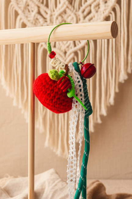 Porte-clés fraise et cerise au crochet sur support bois lifestyle - accessoire bohème luxe Joyas by Jo
