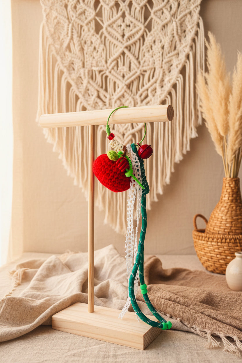Porte-clés fraise et cerise au crochet sur support bois décor macramé - accessoire bohème Joyas by Jo
