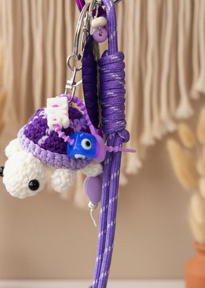 Porte-clés tortue violette au crochet suspendu détail charms - accessoire bohème Joyas by Jo
