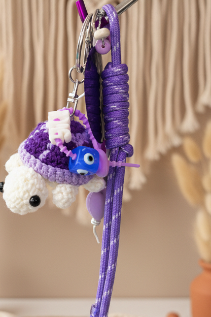 Porte-clés tortue violette au crochet suspendu détail charms - accessoire bohème Joyas by Jo
