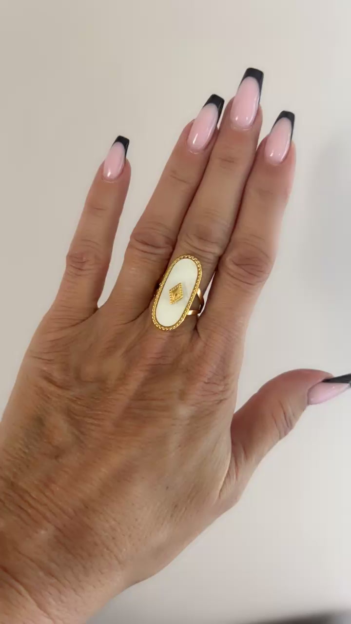 Vidéo présentant la Bague Alba en nacre blanche et losange doré, montrant ses reflets irisés et son design ajustable - Joyas by Jo